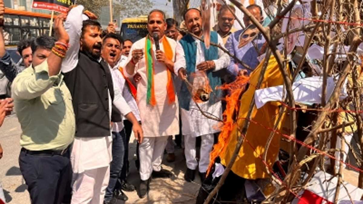 भाजपा ने सभी 70 विधानसभाओं में केजरीवाल के भ्रष्टाचार रूपी पुतले का किया होलिका दहन